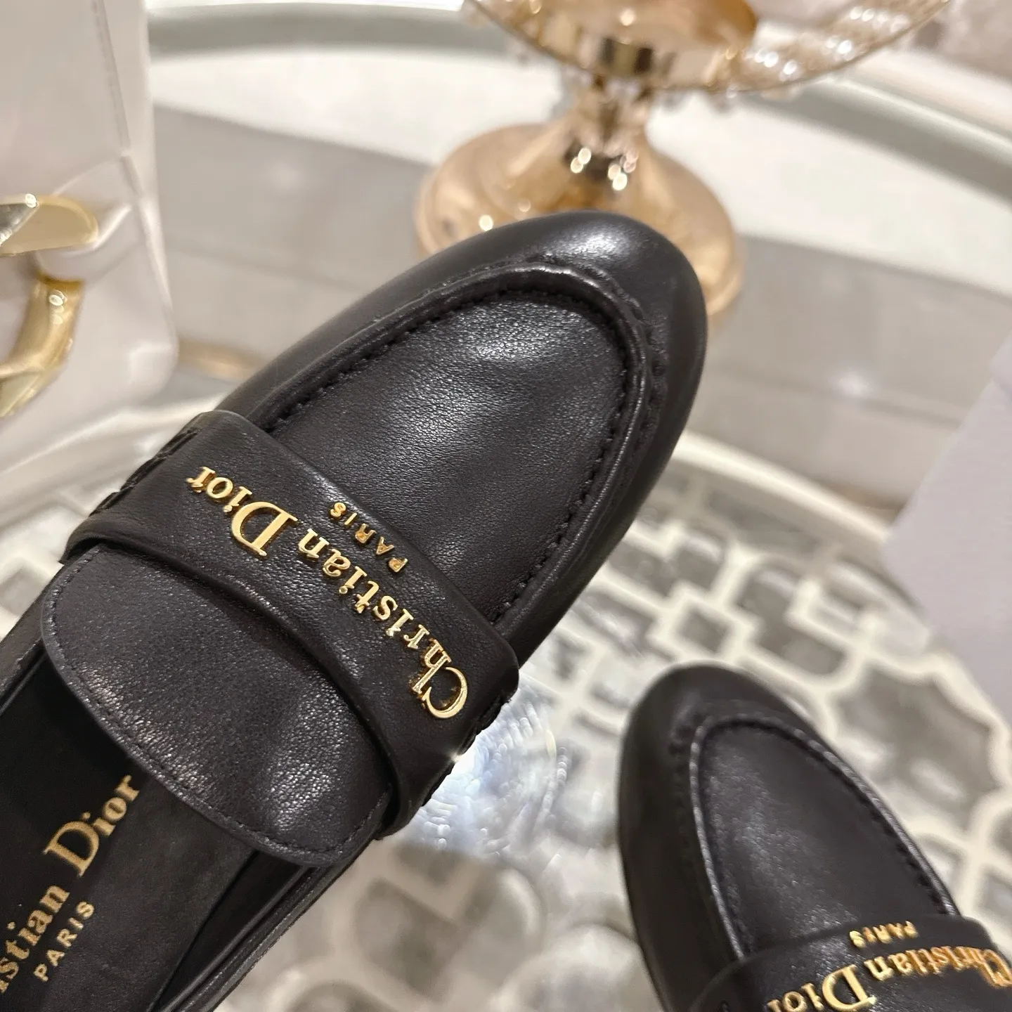 👟👟Ex-factory price 640👟👟 Dior Dior | 2025 ˢˢD Home 2025 spring and summer new products The latest popular slip-on letter buckle loafers series〰 Original purchase, development and production👍🏻This Dior loafer is carefully made of black smooth cow leather, and the front letter plate is decorated with a gold-toned Christian Dior Paris logo. Paired with a leather-injected outsole, it adds classic style to any casual look. Upper: original cowhide/cow suede, lining: cowhide, outsole: injection molded leather outsole imported from Italy, heel height: 1cm, size: 35-42 (customized at 40.41.42)